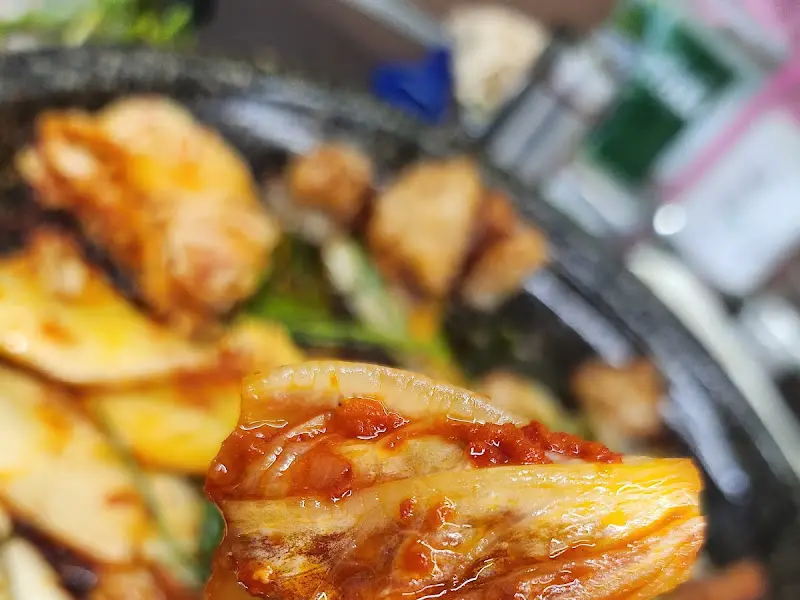 김치와 함께 구워진 곱창