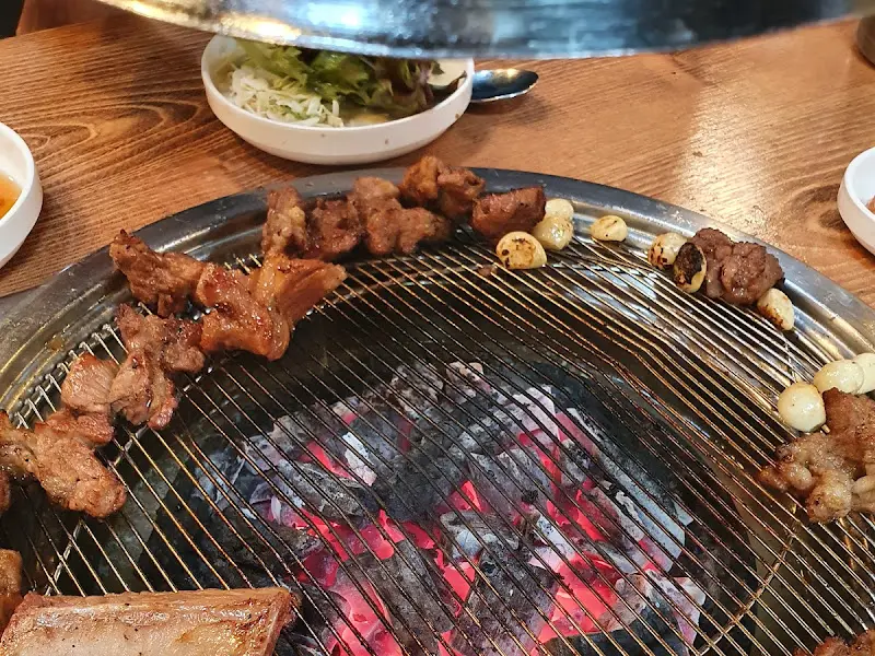 숯불 위에서 익어가는 갈비와 마늘