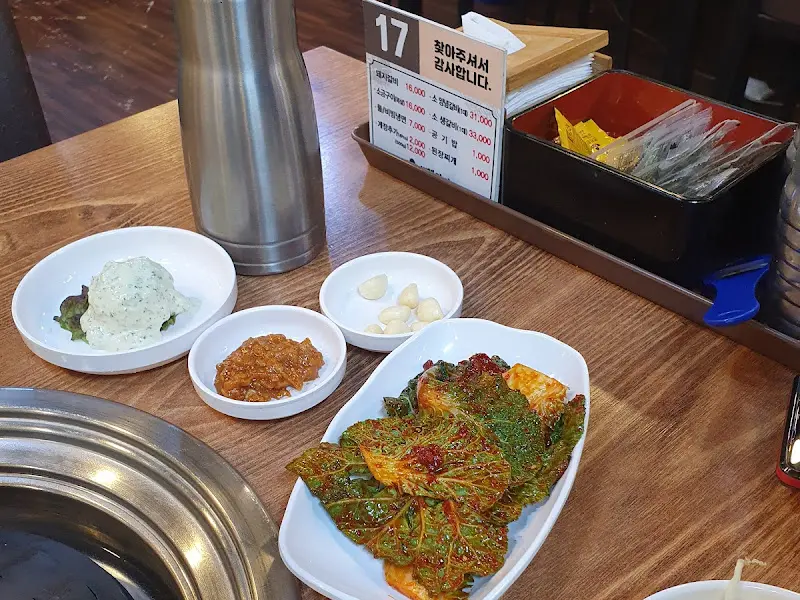 깔끔하게 정돈된 테이블 세팅