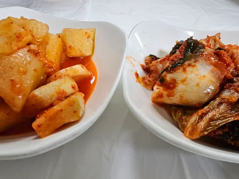 잘 익은 김치와 깍두기