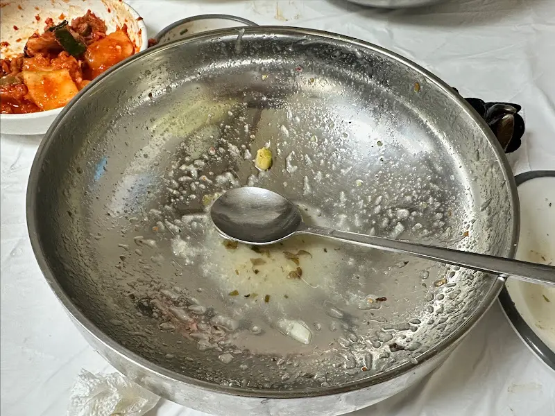 깨끗하게 비워진 옹심이칼국수 그릇