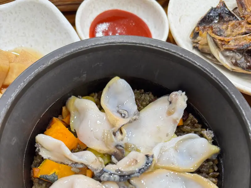 돌솥밥과 반찬들