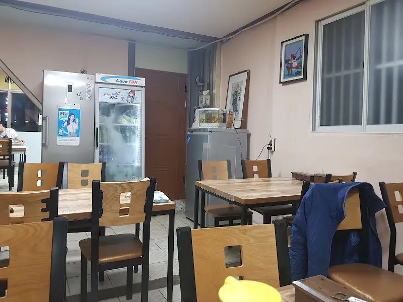 테이블이 놓인 식당 내부