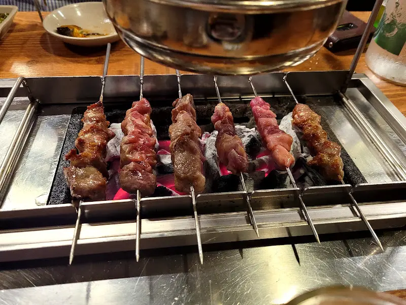 숯불 위에 구워지는 양꼬치