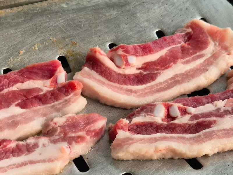 불판 위에 올려진 생삼겹살