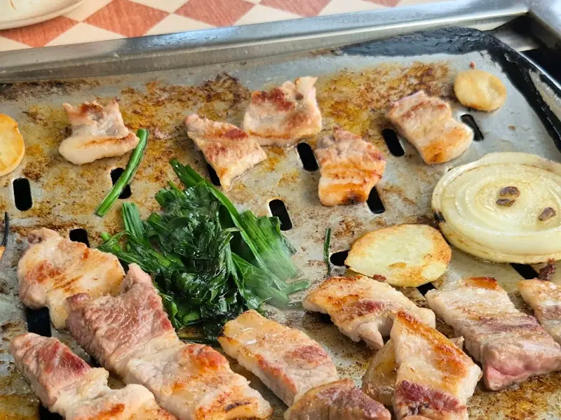 잘 구워진 삼겹살과 김치