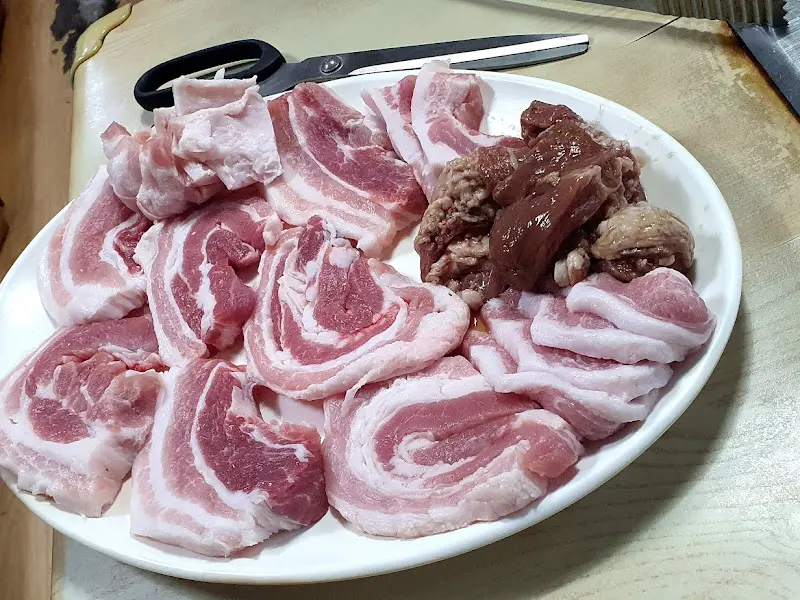 신선한 돼지고기 모듬