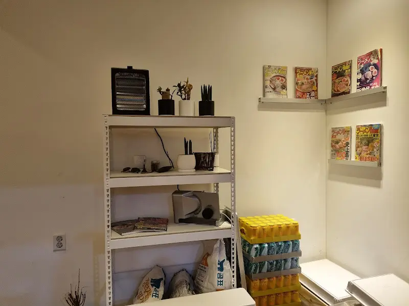 멘야로지 인테리어