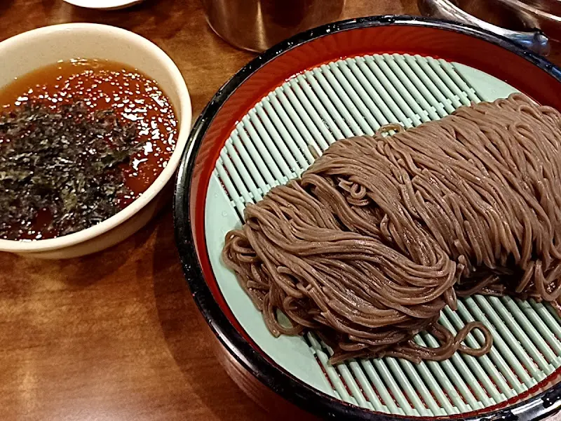 윤기가 흐르는 맷돌모밀 면발