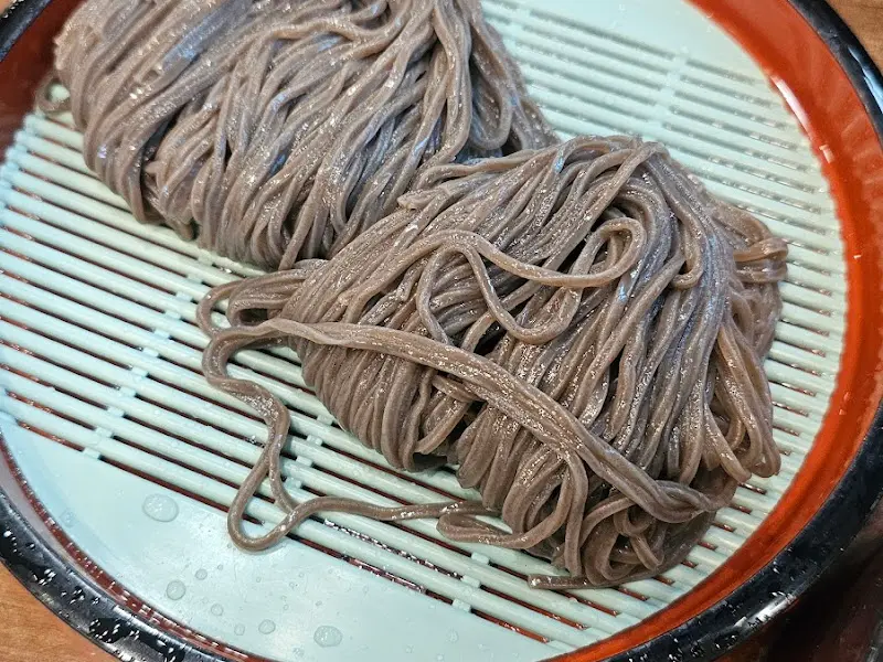 소담하게 담긴 모밀 면발