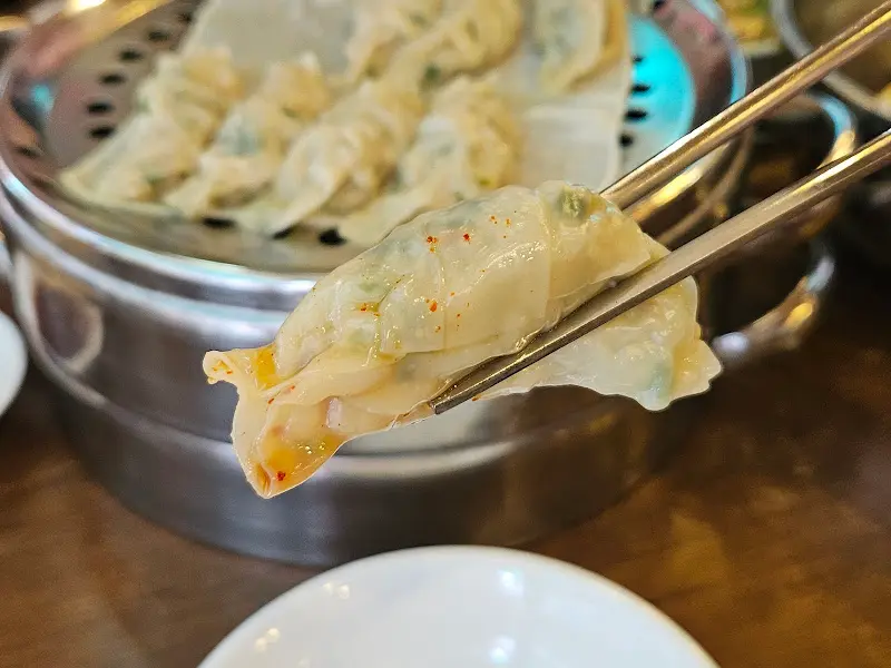 젓가락으로 집어 올린 통만두