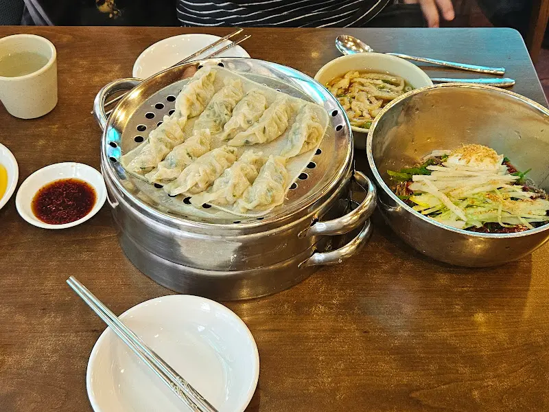 맛있게 비벼진 비빔모밀