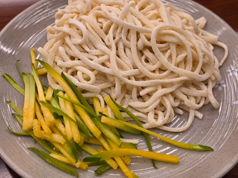 백합칼국수에 들어가는 칼국수 면발과 애호박 고명