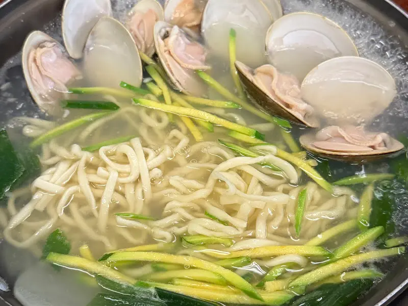 싱싱한 백합이 듬뿍 들어간 백합칼국수