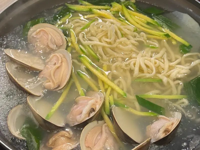 칼국수 면과 백합, 애호박이 어우러진 모습