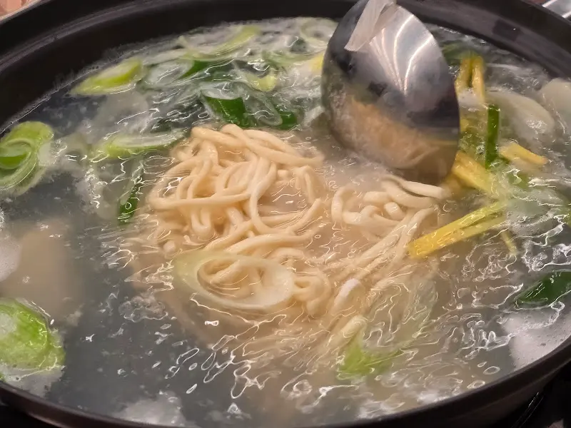 칼국수를 뜨는 모습