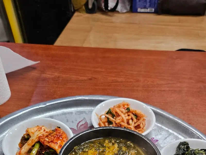 쟁반에 담겨 나온 푸짐한 한상차림