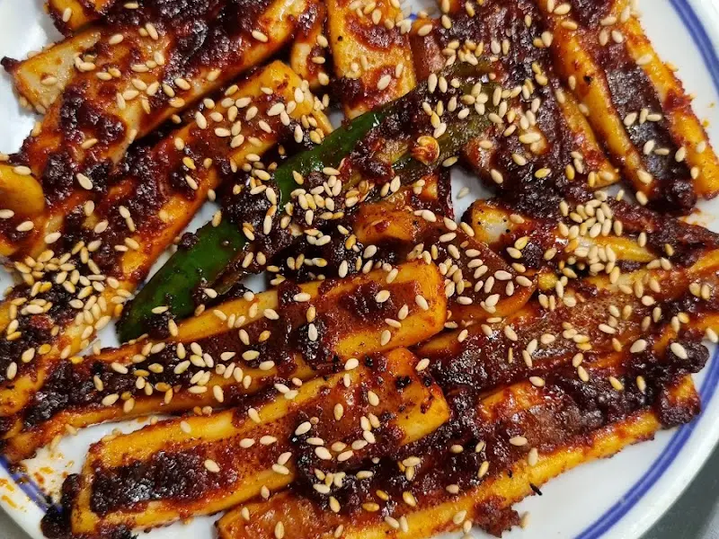 윤기가 흐르고 깨가 듬뿍 뿌려진 오징어 석쇠구이