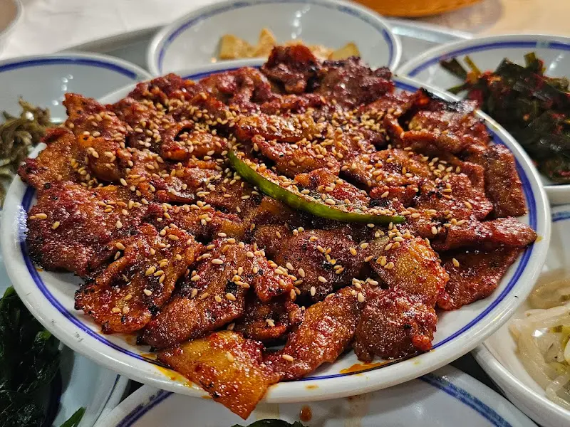 푸짐하게 차려진 석쇠구이 한 상 차림