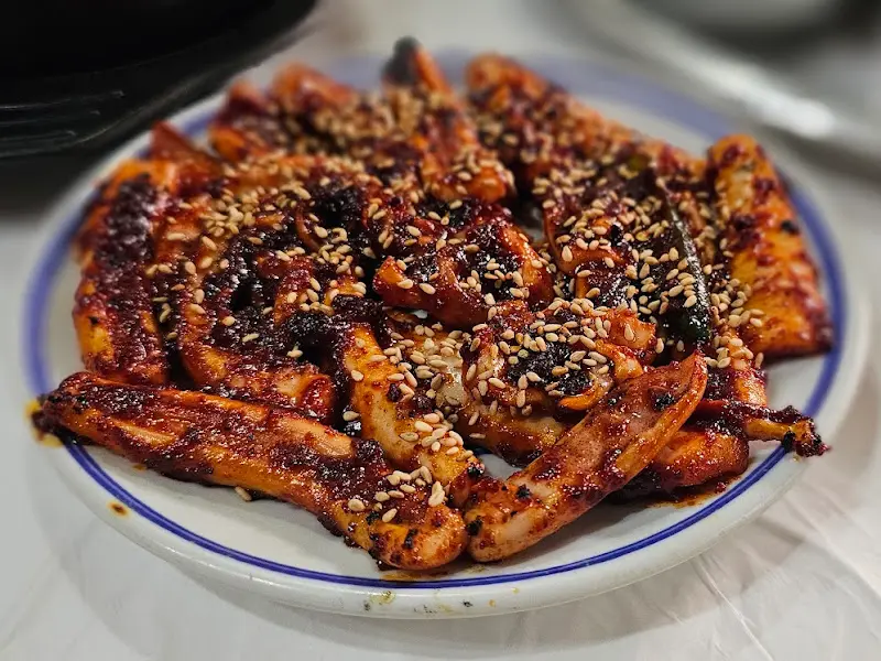 접시에 담긴 오징어 석쇠구이 클로즈업 샷