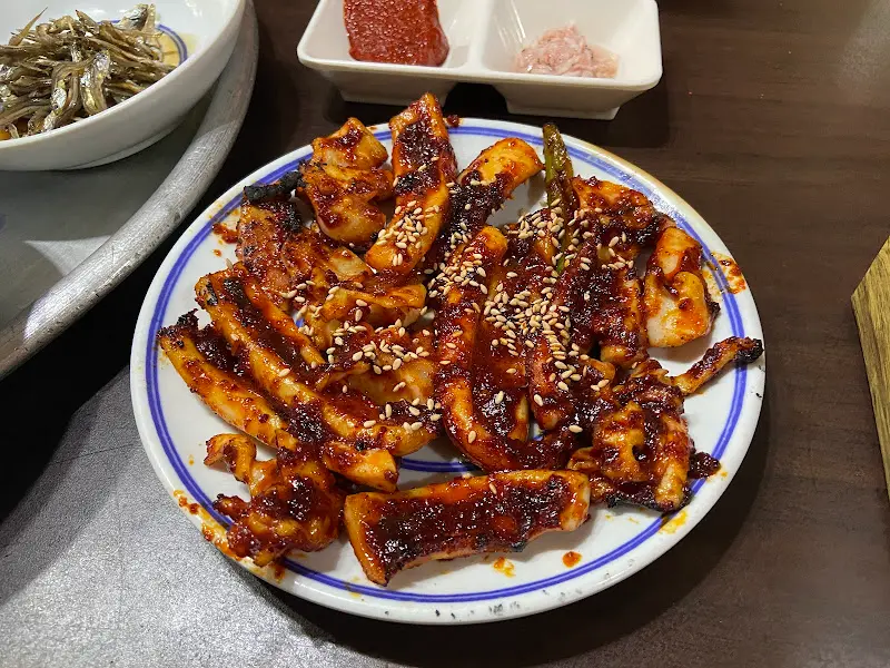 접시에 담긴 오징어 석쇠구이