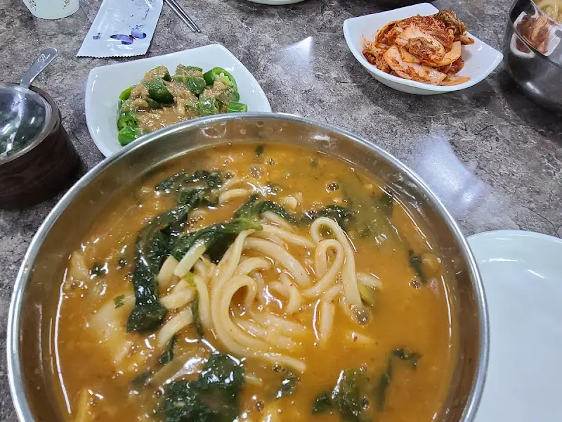 어탕칼국수와 풋고추, 김치