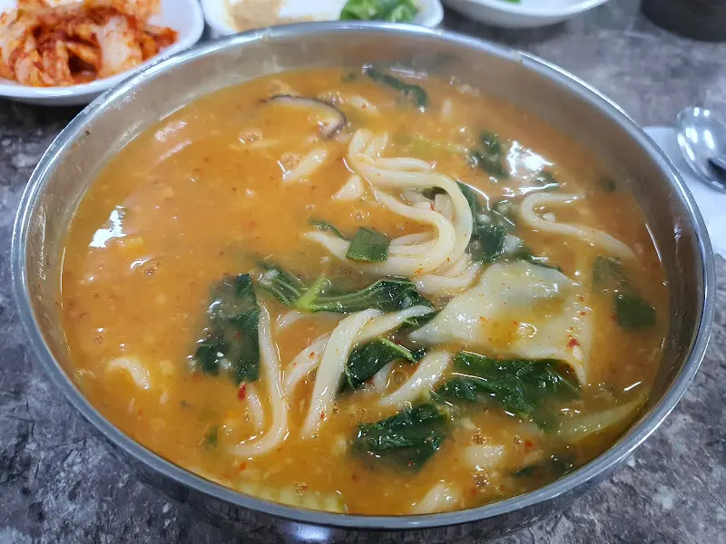 어탕칼국수 전체샷
