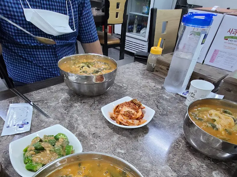 손님들이 식사하는 모습