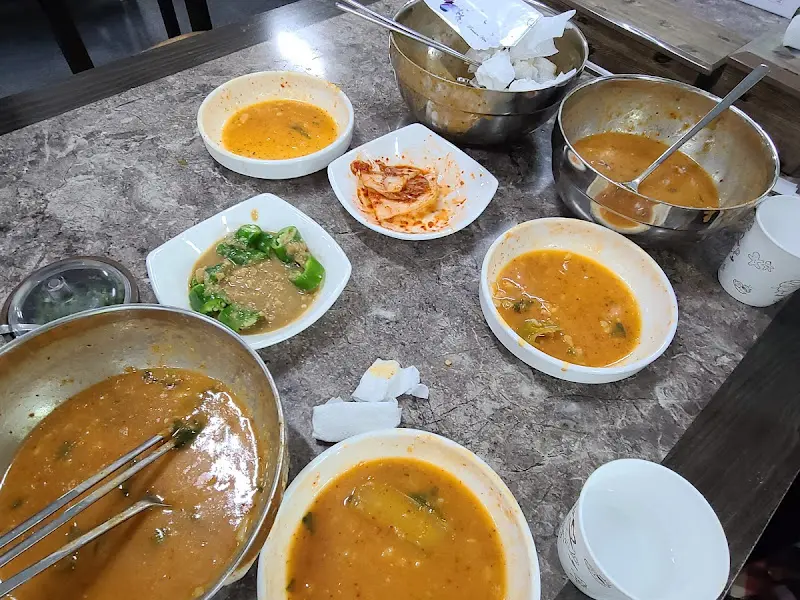 테이블에 놓인 어탕칼국수