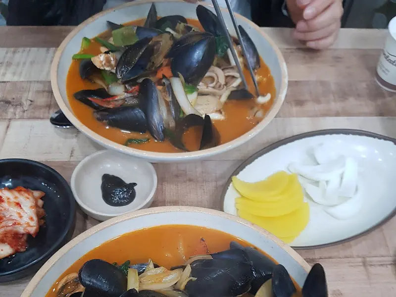 푸짐한 해산물이 인상적인 짬뽕 한 상차림