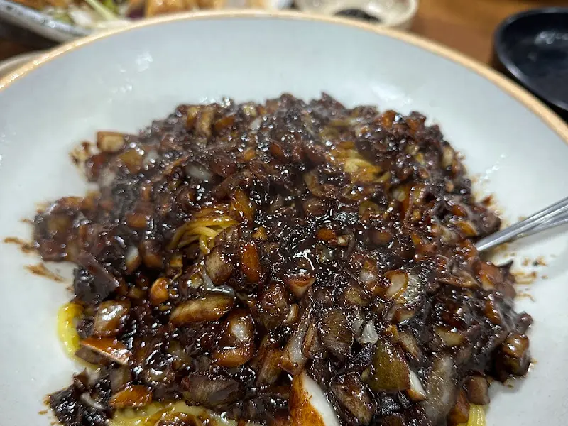 깊은 풍미가 느껴지는 유니 간짜장