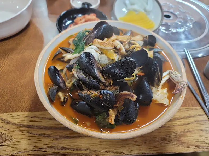 푸짐한 해산물이 들어간 짬뽕