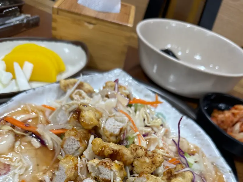 채소와 함께 곁들여 먹는 깐쇼새우