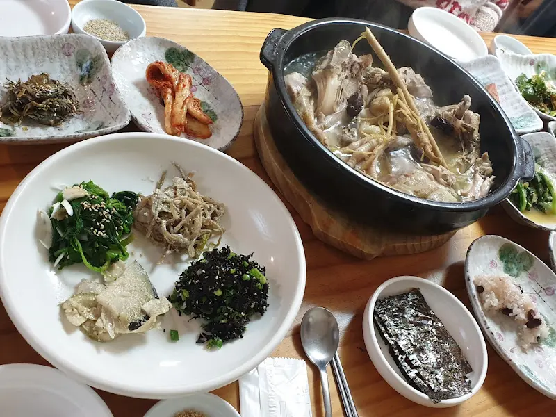 닭백숙과 밑반찬