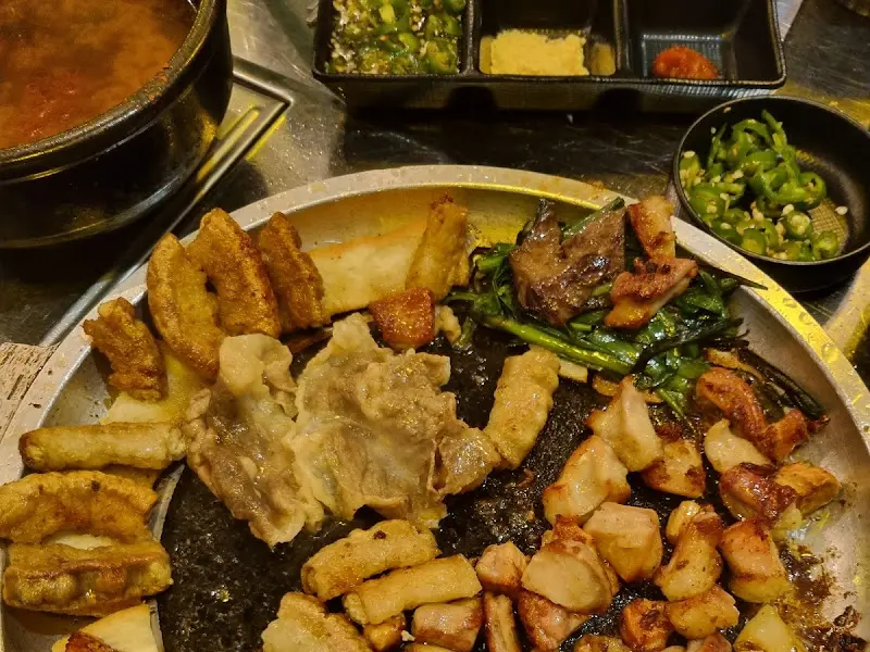 노릇하게 구워진 곱창과 대창