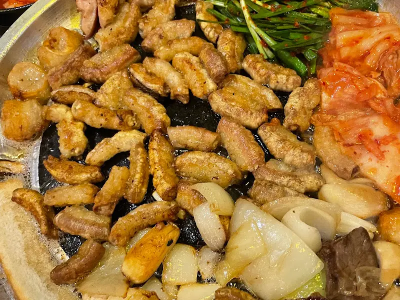 곱창, 김치, 부추의 조화