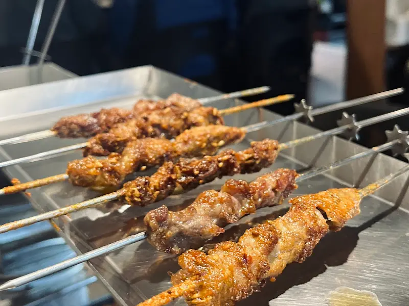 노릇하게 구워진 양꼬치