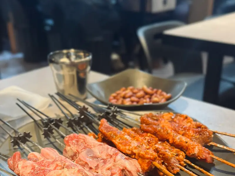 양꼬치와 함께 제공되는 땅콩