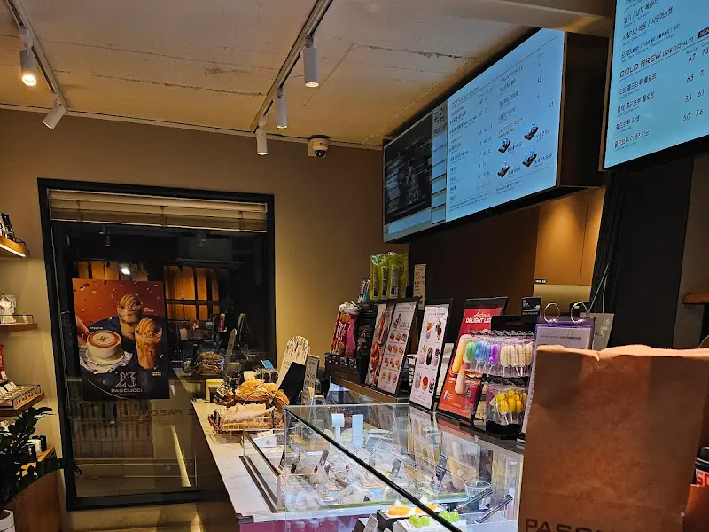 다양한 메뉴가 진열된 카운터