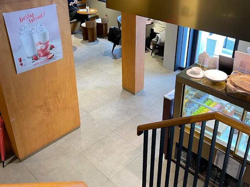 2층에서 내려다본 1층