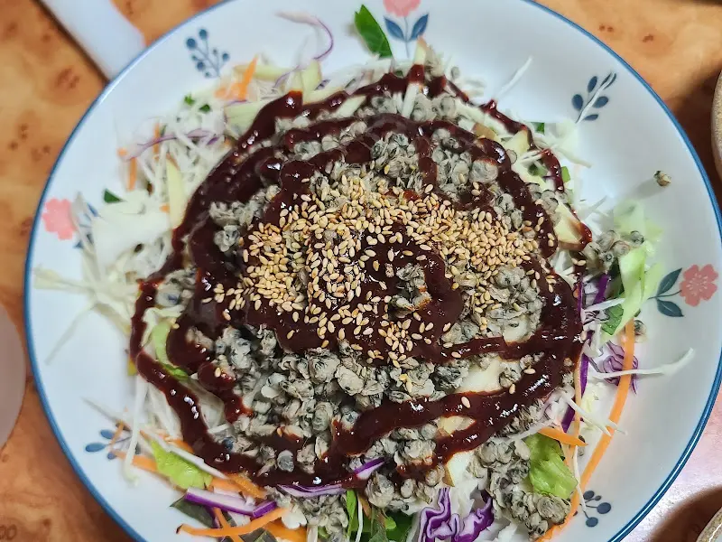 신선한 재료가 듬뿍 들어간 재첩회덮밥