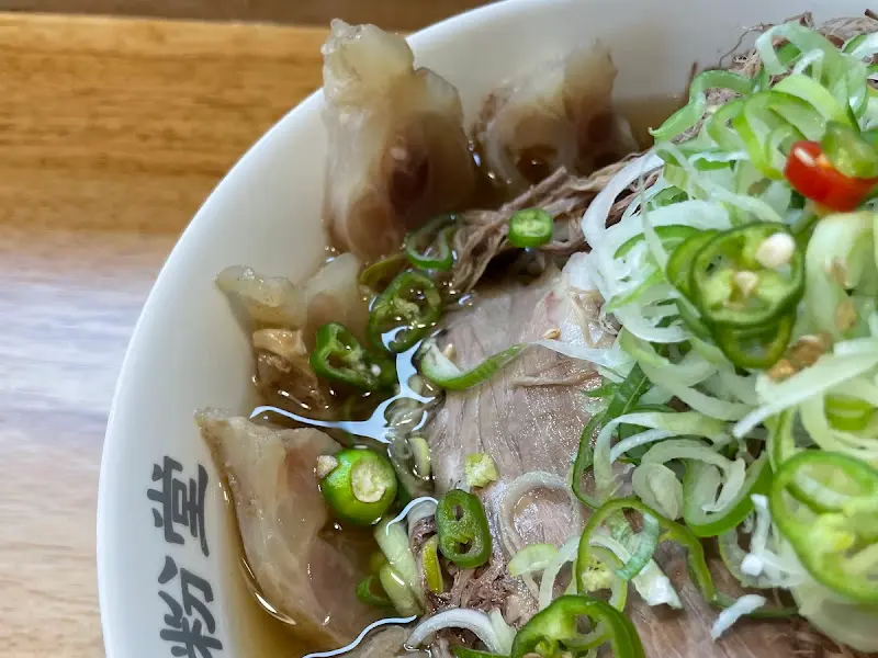 차돌박이 고명 클로즈업