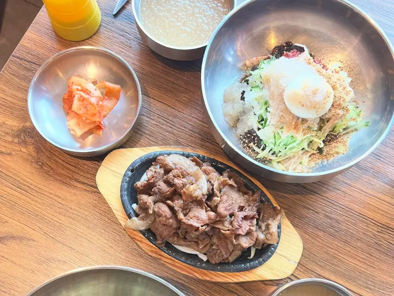 물냉면과 숯불고기 한 상 차림