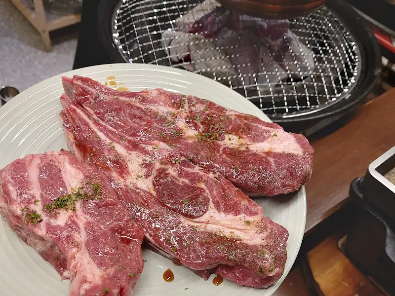 숯불 위에서 노릇노릇 익어가는 양갈비