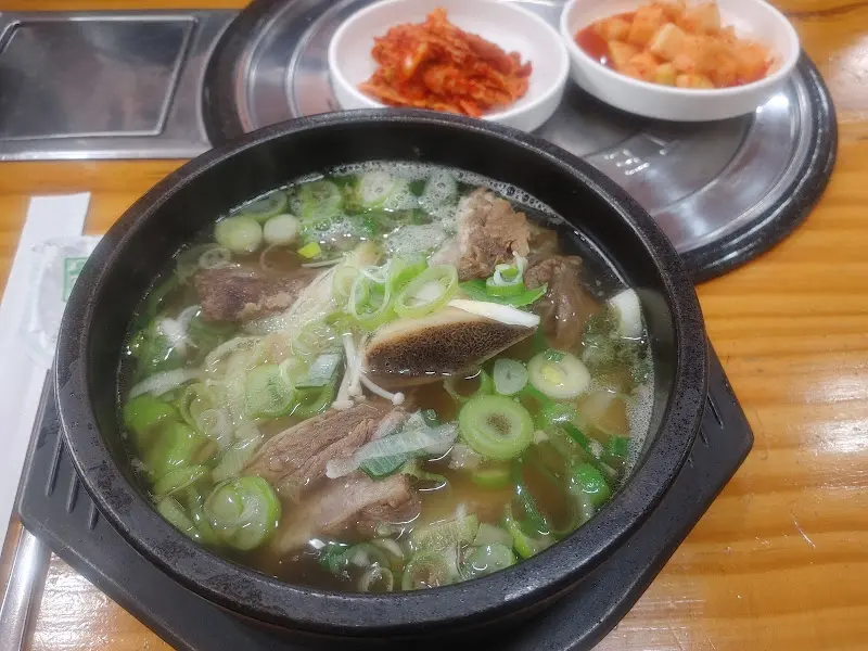 돌솥에 담겨 김이 모락모락 나는 왕갈비탕