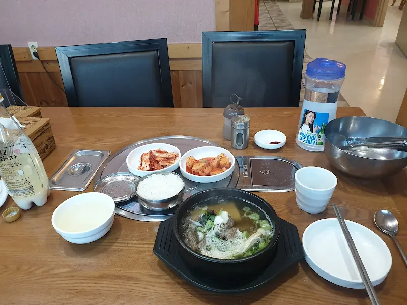 테이블 가득 차려진 갈비탕 한 상 차림