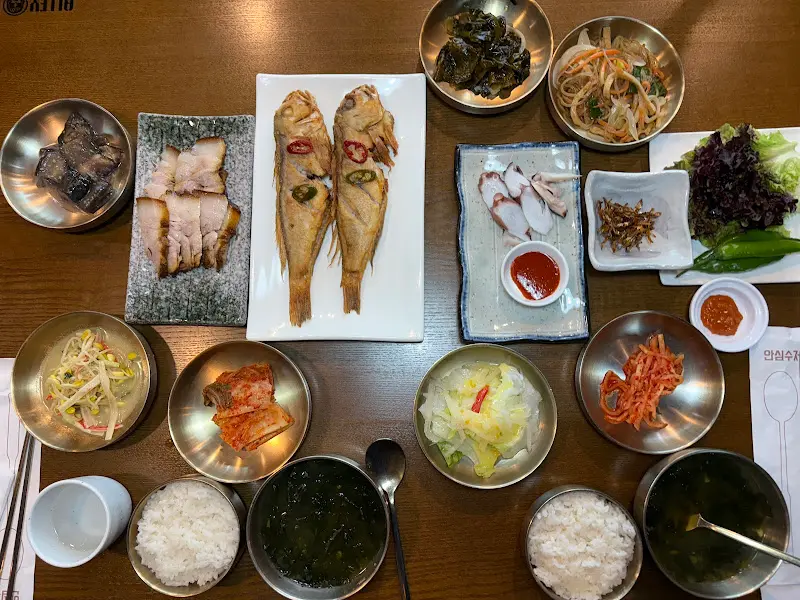 다채로운 반찬들로 가득한 한 상