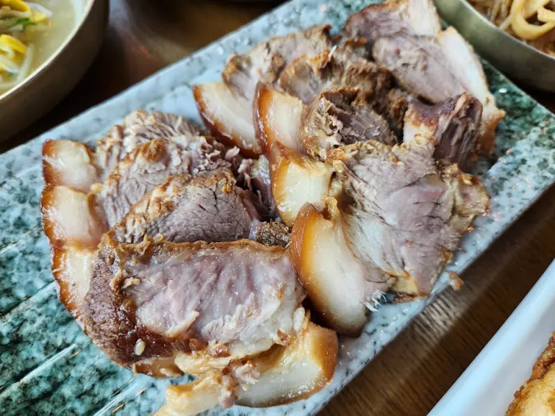 윤기가 흐르는 돔베고기