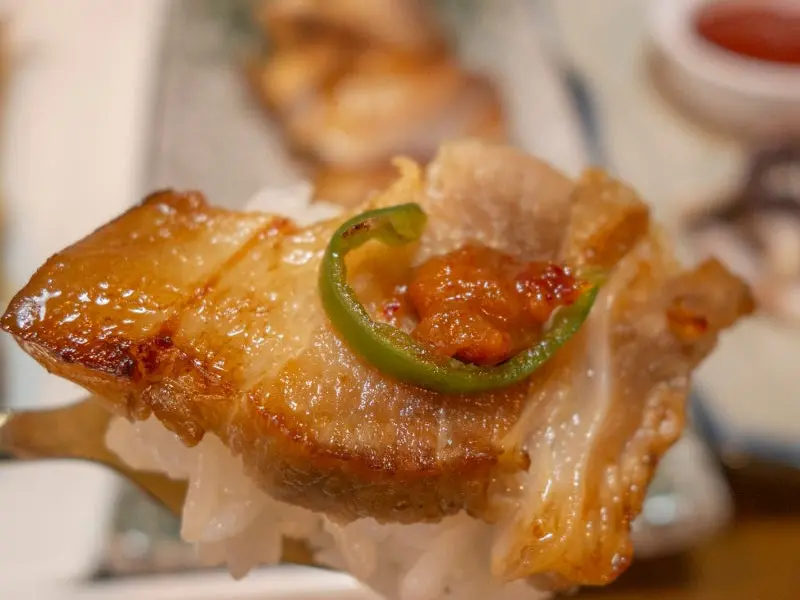 밥 위에 돔베고기 한 점