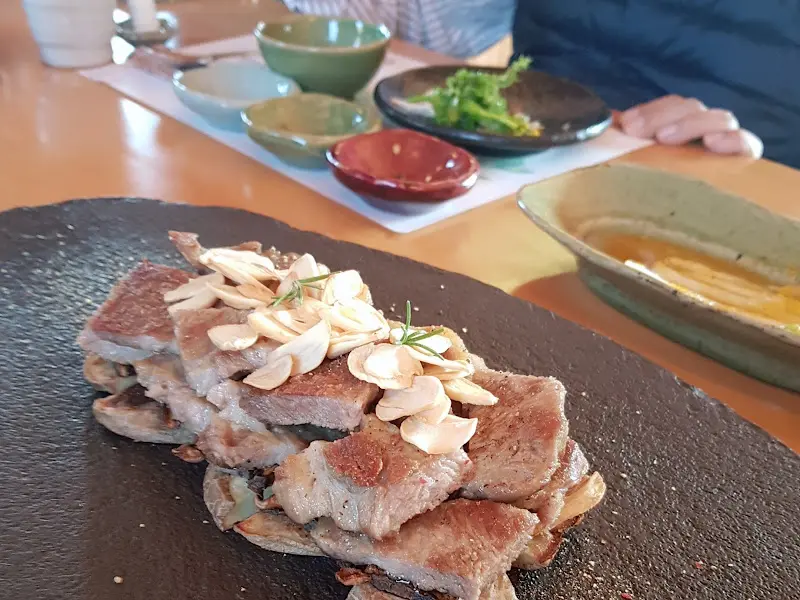 마늘 슬라이스가 올라간 수육